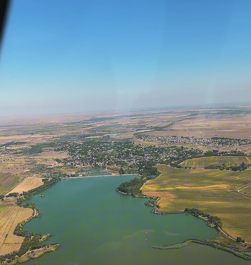 Город и водоём из окна самолёта